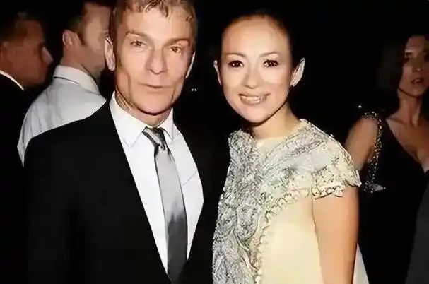 章子怡前男友暴瘦似骷髅,二人曾海边"叠罗汉"照片曝光?