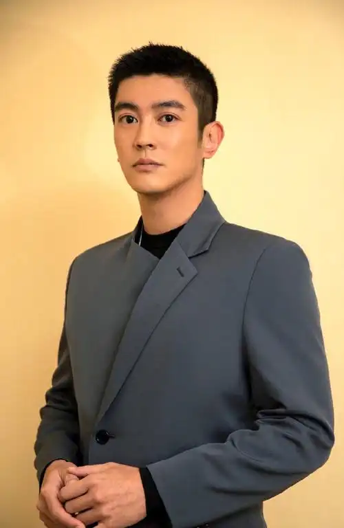 简介:杜江优雅绅士帅气写真图片,分享一组杜江图片给大家,图中的明星