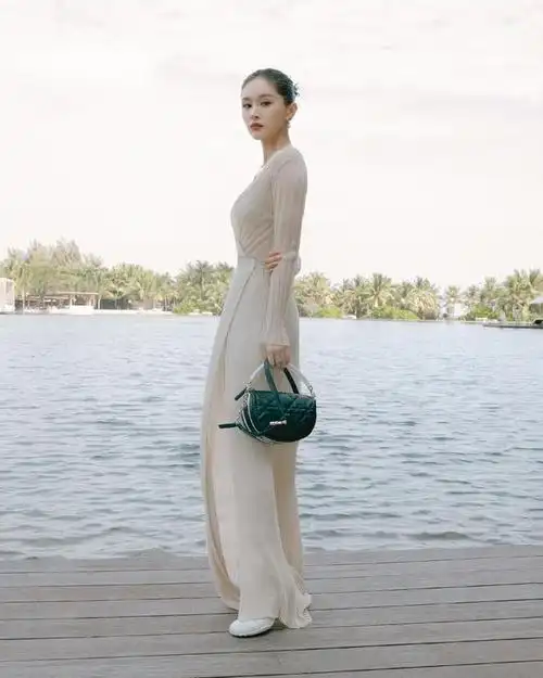 王子文再现大尺度穿搭深v裙领口开到腹部下摆还要开高叉