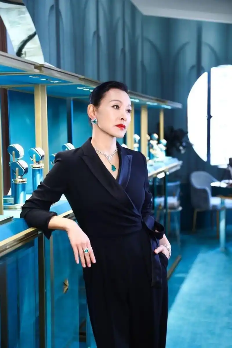 陈冲老了也有底气,穿深v皮裙大秀"八字身材",太有国际范了!插图6