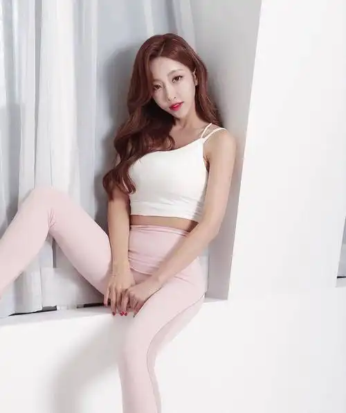 健美紧身瑜伽裤,紧绷绷的贴合身材曲线,更显迷人女人味