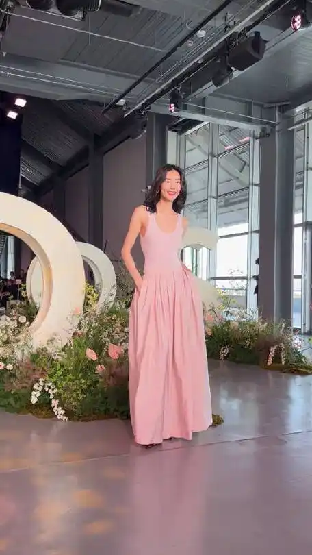 美得毫无费力～#刘雯粉色裙装##刘雯的粉色裙子#fashionmodels的微博