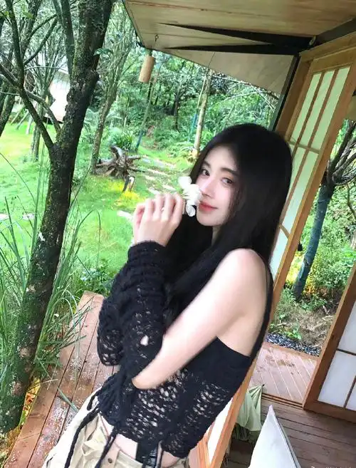 鞠婧祎毛线镂空背心##鞠婧祎工装裤