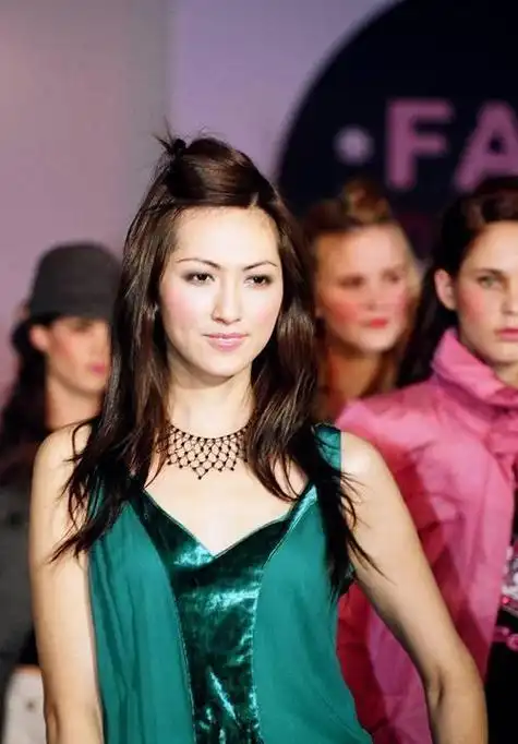 虽然有人认为任伟成的外貌并不足以与李嘉慧相匹配,但他的出身和才华