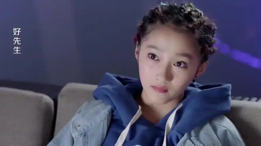 这一年的5月,电视剧《好先生》首播,关晓彤凭借"彭佳禾"一角爆火.