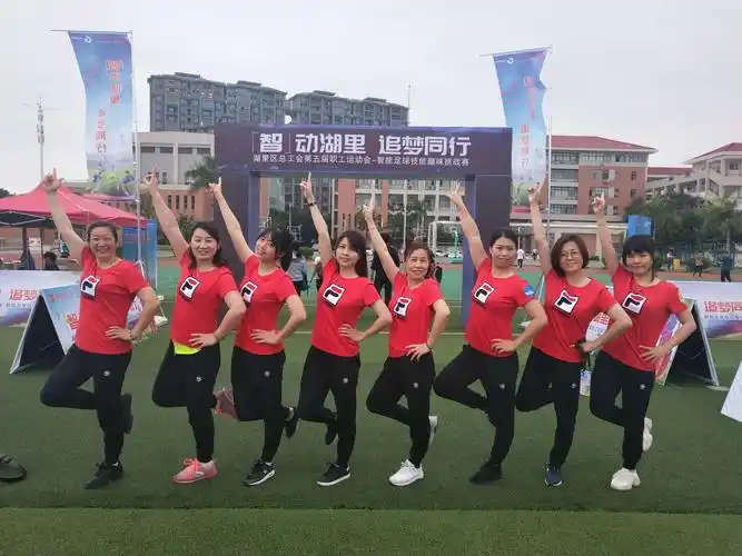 来个抖音网红版集体照!