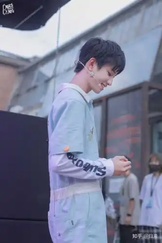 敖子逸,三爷,其实三爷不属于上面三位那样五官很精致类型的,可是他笑