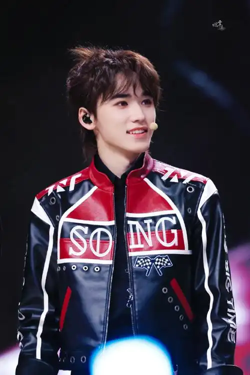 宋亚轩楼外楼演唱会##宋亚轩solo舞台不枉##时代少年团叁重楼暨车道