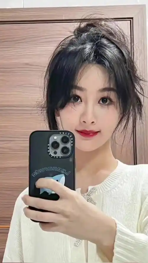 杨紫 晒对镜自拍照,好灵动的大眼睛,随意慵懒的造型真的绝美#明星