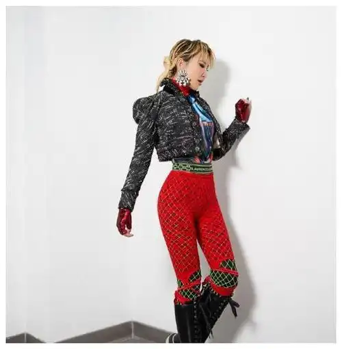 李玟果然是性感天后穿肉色裙难掩凹凸曲线身材完胜00后