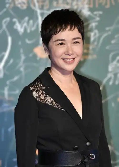 蒋雯丽穿黑色西装配白色裙裤配标志性的短发是她显年轻的秘诀