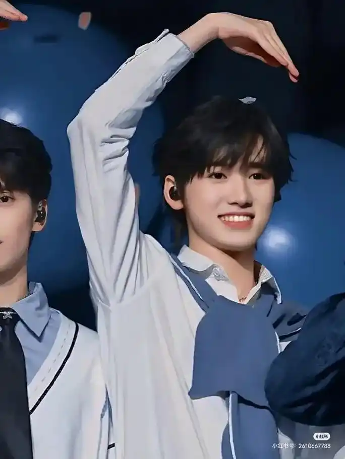 宋亚轩#蓝色系,还额外带了两张文轩照片哦 - 抖音