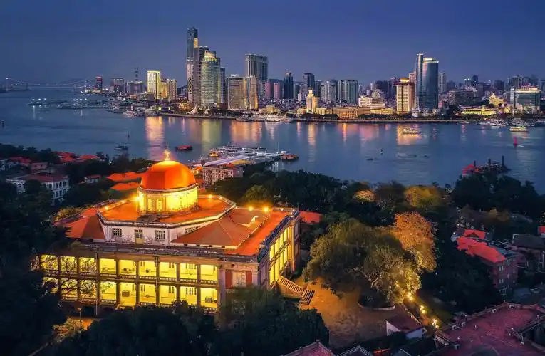 夜幕降临鹭江两岸鼓浪屿八卦楼灯火璀璨