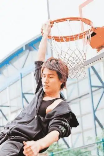 东方翔打篮球很帅气,元大鹰打篮球很可爱.期待第二部.