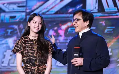 欧阳娜娜新晋最小"龙女郎 " 获成龙摸头耳语亲密如父女