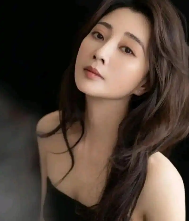 43岁的殷桃晒出了自己两张纯素颜的露腰照片,身材又瘦又有肌肉线条,登