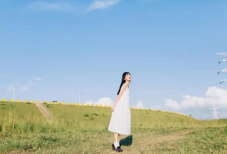 日系美女小清新吊带裙户外写真图片