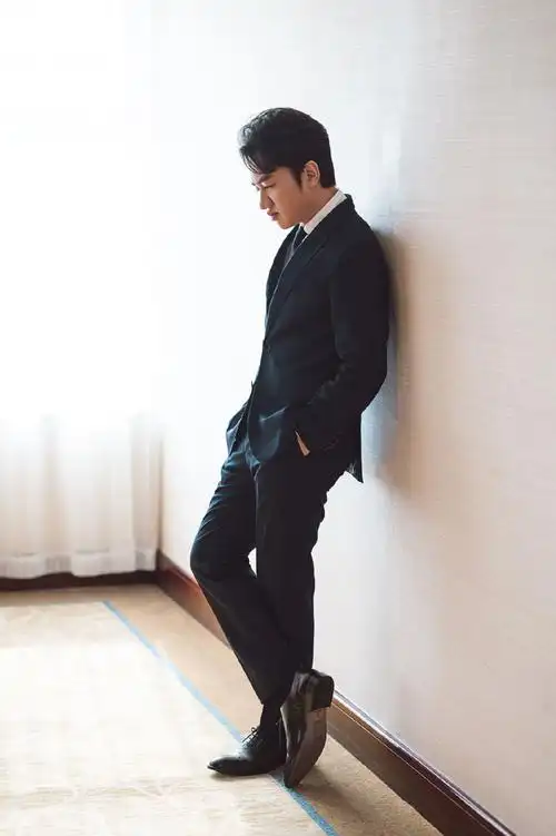 王祖蓝蓝色西装沉稳大气写真