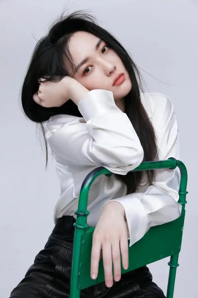 赵嘉敏  loewe — 自然随性7415演绎别样魅力 纯粹洒 - 抖音