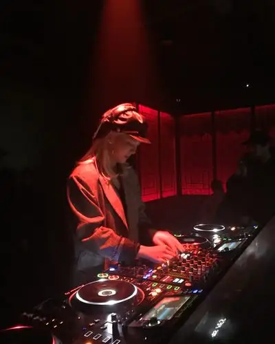 swag炸裂帅气满分!快来跟着孝dj一起蹦迪!