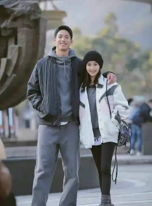 王子文吴永恩街头搂抱旁若无人的如胶似漆两人感情很稳定