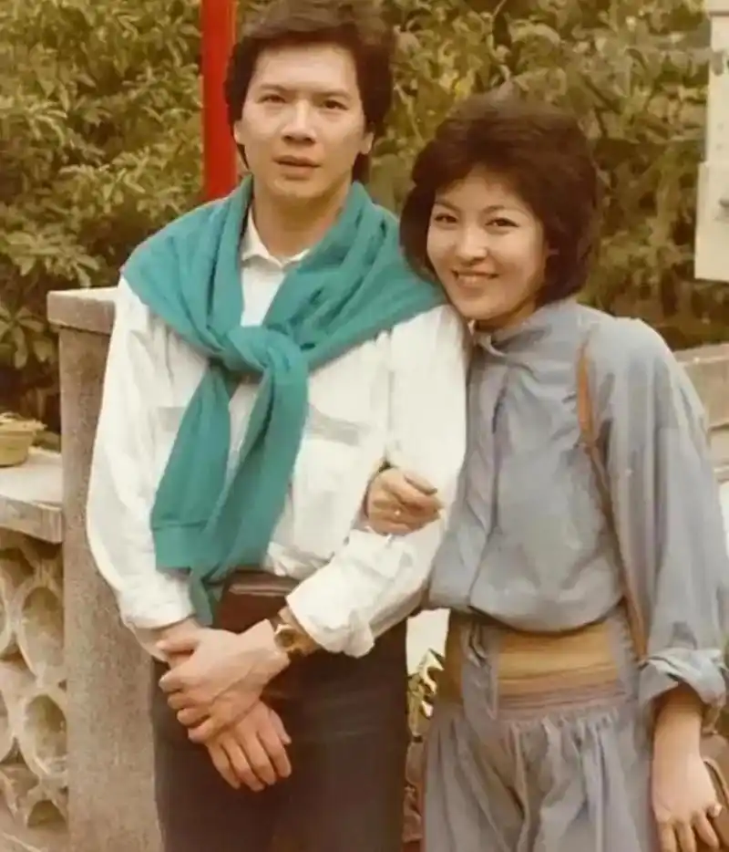 向华强与向太陈岚80年代旧照.这是他们的蜜月照.
