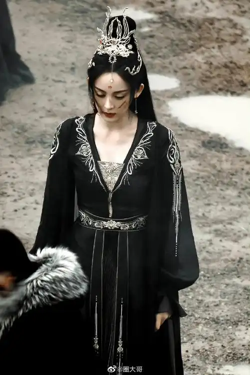 娜扎雪鹰领主黑衣高马尾威亚饭拍#娜扎剧版雪鹰领主高马尾黑色古装