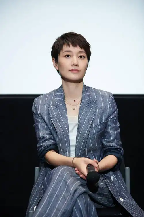 原创马伊琍头发又剪短了,再穿条纹装发型短一截气质更干练,哪像42岁