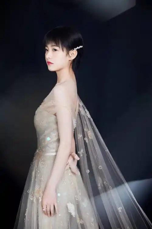 又是抽烟又是刘海,李庚希的路人缘可能越来越差了_英子