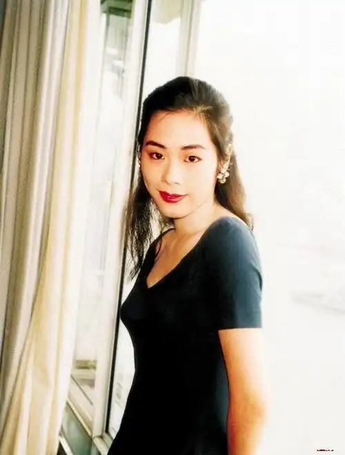 关淑怡一只夜间独行的鬼魅