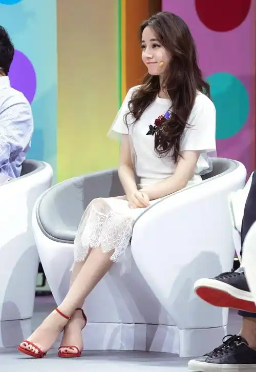 迪丽热巴的各种高跟鞋美图_黑色_凉鞋_活动