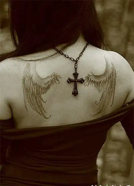 女孩背上的翅膀纹身图案