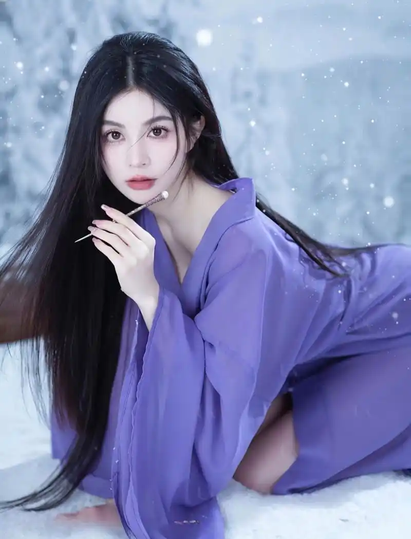 在白雪皑皑的大地与无垠的天空之间,一位紫衣女子.