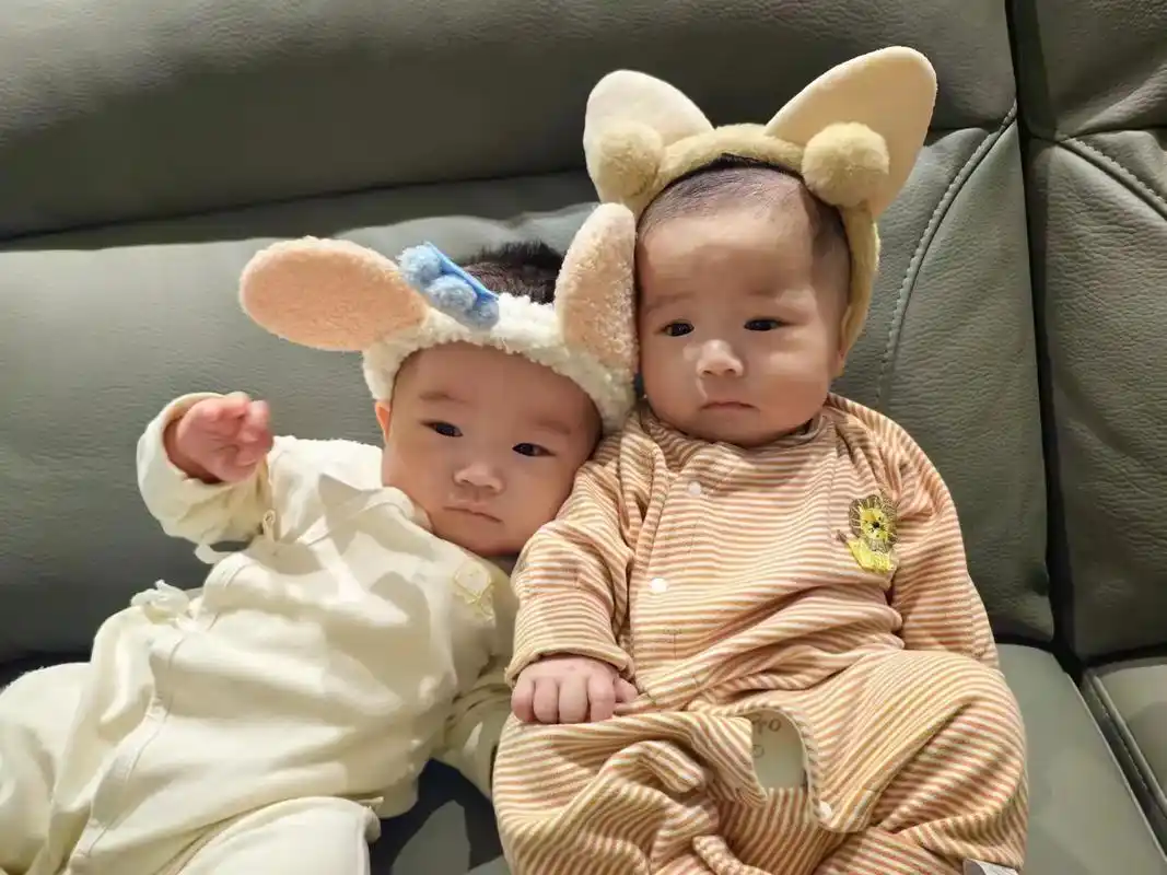 双胞胎一起长大一起玩耍 ,欢乐小哥俩 92 - 抖音