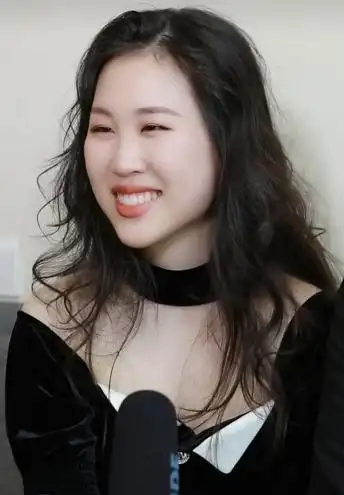 廖昌永与18岁女儿同框,廖敏冲穿露肩装显圆润,模样与父亲太相像