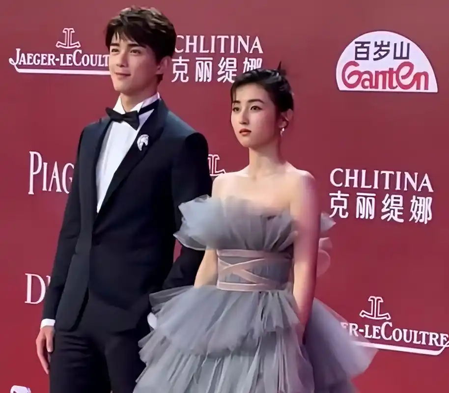 吴磊张子枫同台参加上海国际电影节,两个人互动好甜啊!