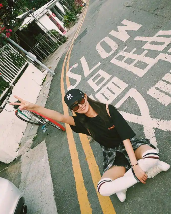 陈钰琪出游显气质,黑衣难掩美腿线条,穿白色高筒袜少女感十足!