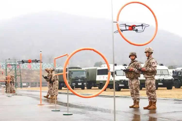 武警安徽总队蚌埠支队组织官兵进行无人机过障训练