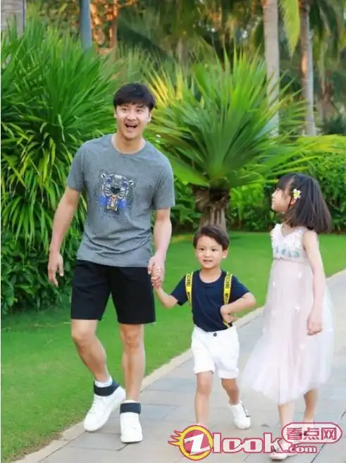 田亮晒一家四口合照 怀念《爸爸》第一季