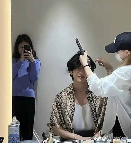 大秀情侣装,巴黎牵手散步|exo|权志龙|bts|jennie_网易订阅