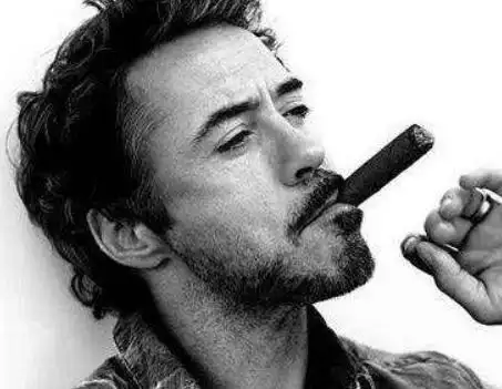 而当钢铁侠抽烟的时候看起来也是男人味儿十足