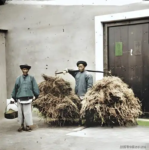 清末彩色老照片:一男子穿着肚兜一身赘肉;住在草席窝棚里的母子
