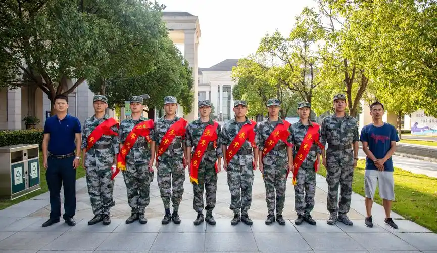 近日,经舟山市人民政府征兵办公室批准,学院七名大学生参军入伍.