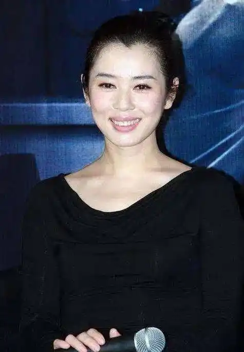 余男不仅是个好演员,还是一个衣品既飒酷又风情万种的女演员!