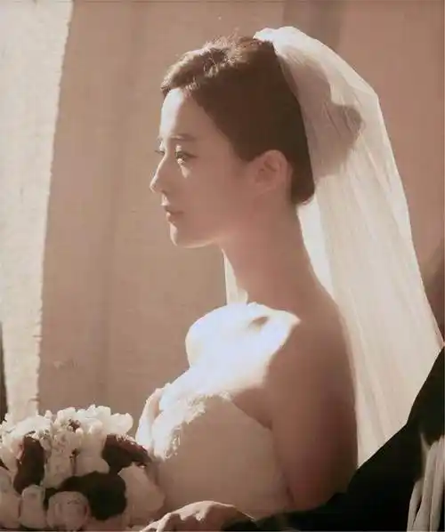 32岁刘亦菲婚纱照曝光引百万单身粉丝喊话我未来的新娘真美