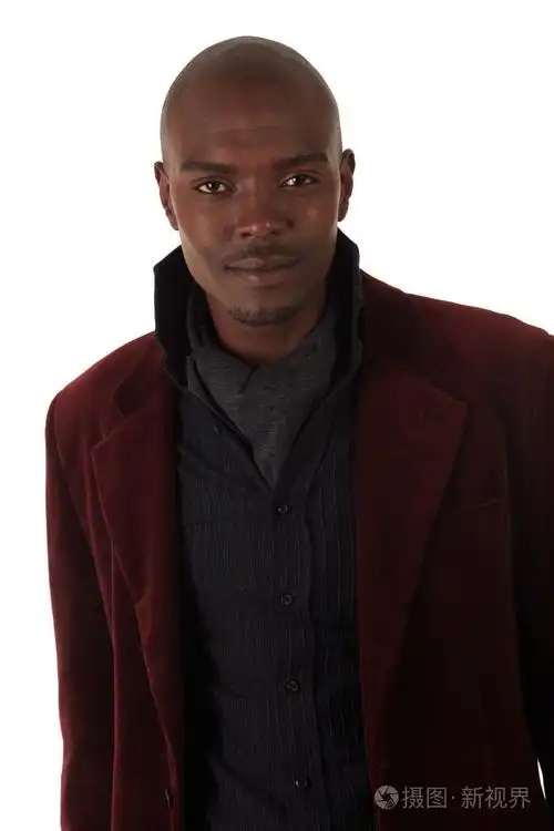 年轻的黑人非洲商人在半正式的衣服