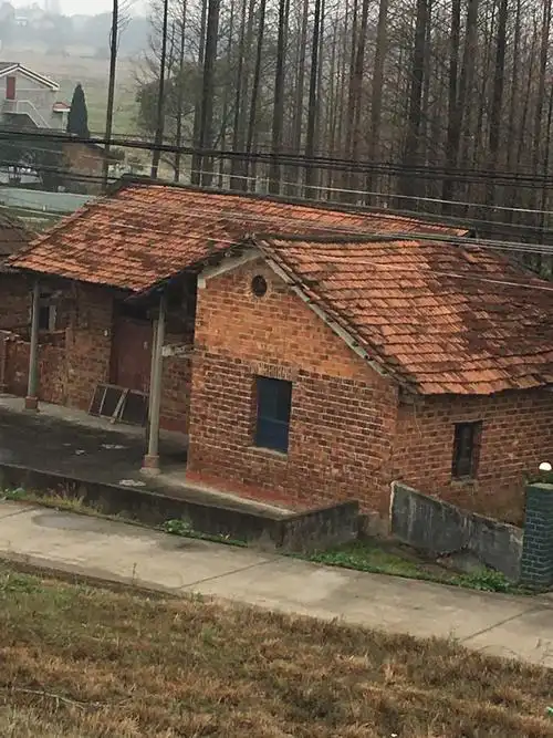 1980年父母改建的红砖红瓦房