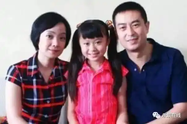 张嘉译的两任妻子近照一个美如少女一个老成了大妈差距太大