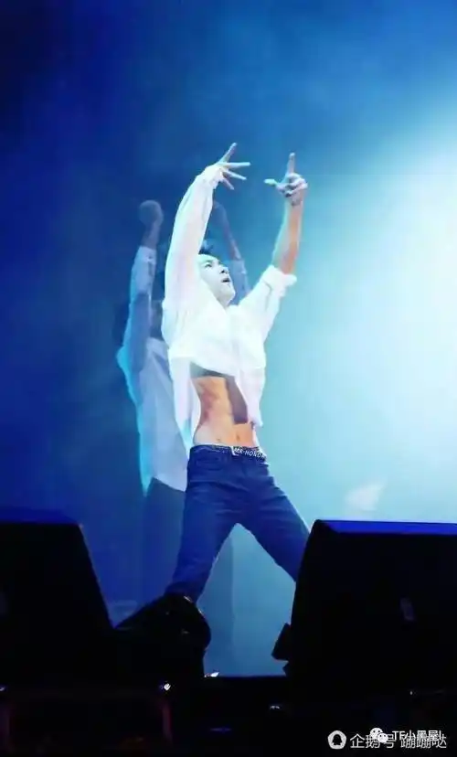 易烊千玺的腹肌简直了,这个男孩儿才16岁,撩你是认真的啊!