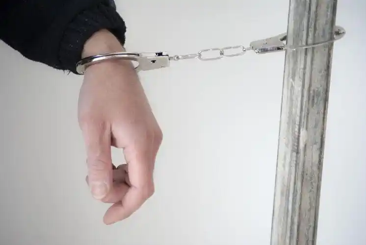 旧式监狱的内部场景